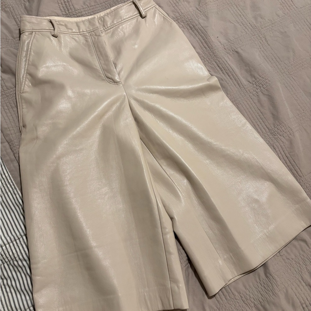Babaton Cream Capris